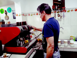 Aldo Gutiérrez, propietario del establecimiento de Cafetería y Chocolate ubicado junto al Parque Central de la Parroquia, demuestra la preparación de diferentes tipos de cafés.
